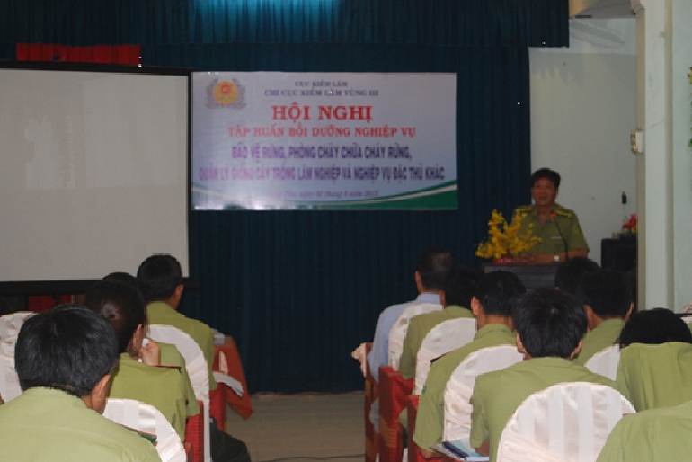 Ông Dương Văn Lâm, Q.Chi cục trưởng Chi cục Kiểm lâm vùng III phát biểu khai mạc Hội nghị